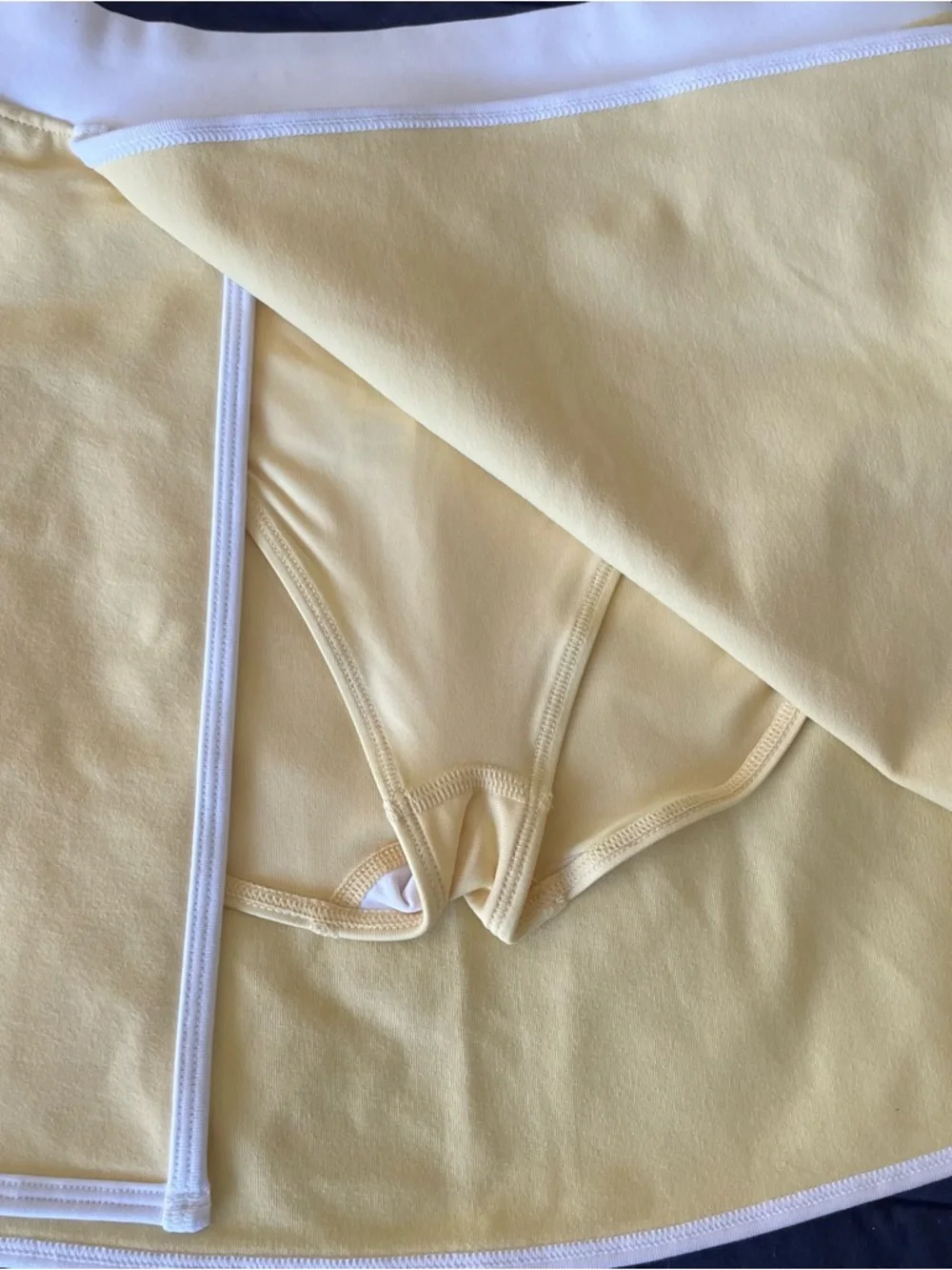 Alo Yoga Airbrush Streamlined Skirt Warm Butter/ White NWT Small